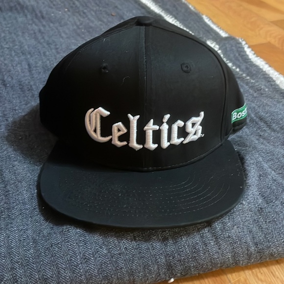 The label , Celtics hat snap back - Picture 1 of 5